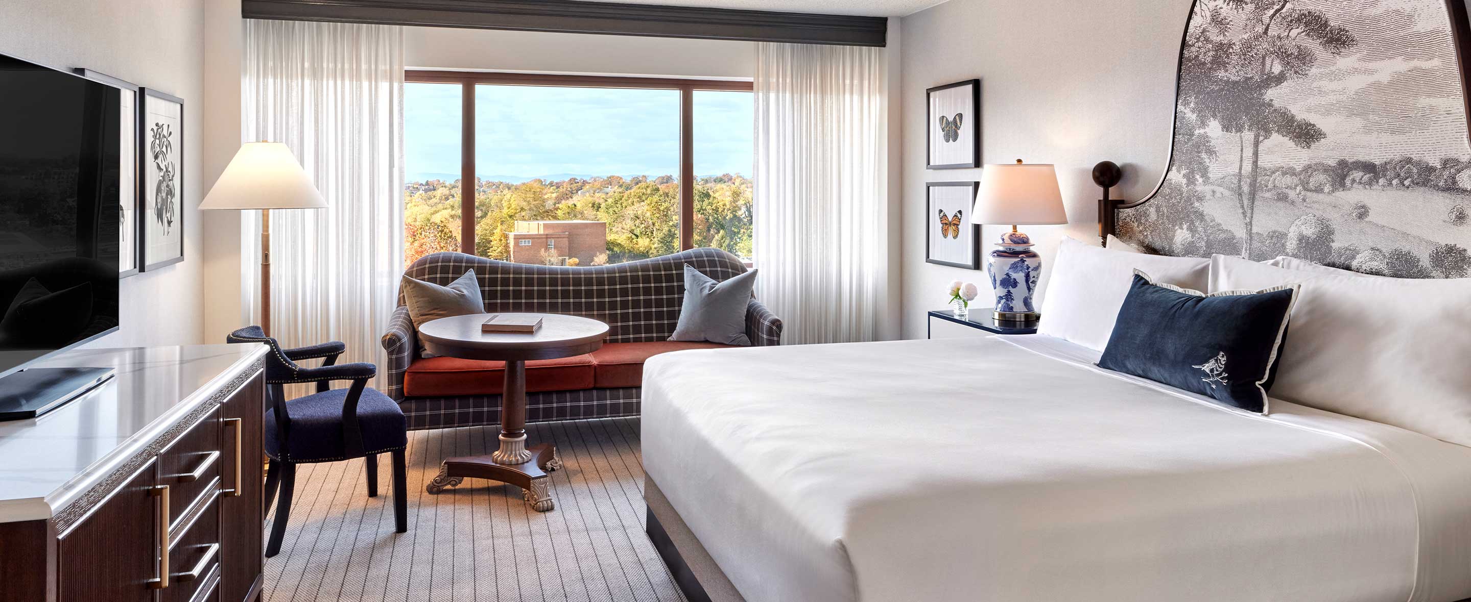 Guest room with king bed