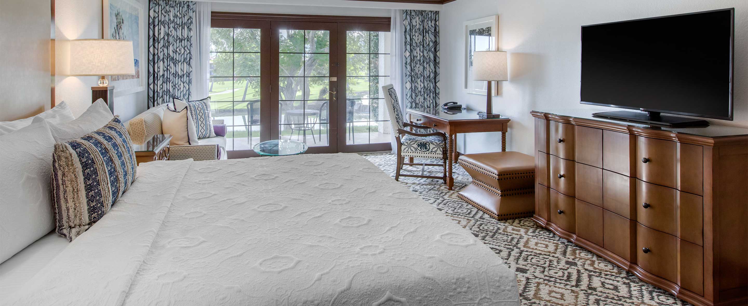 Guest room with king bed