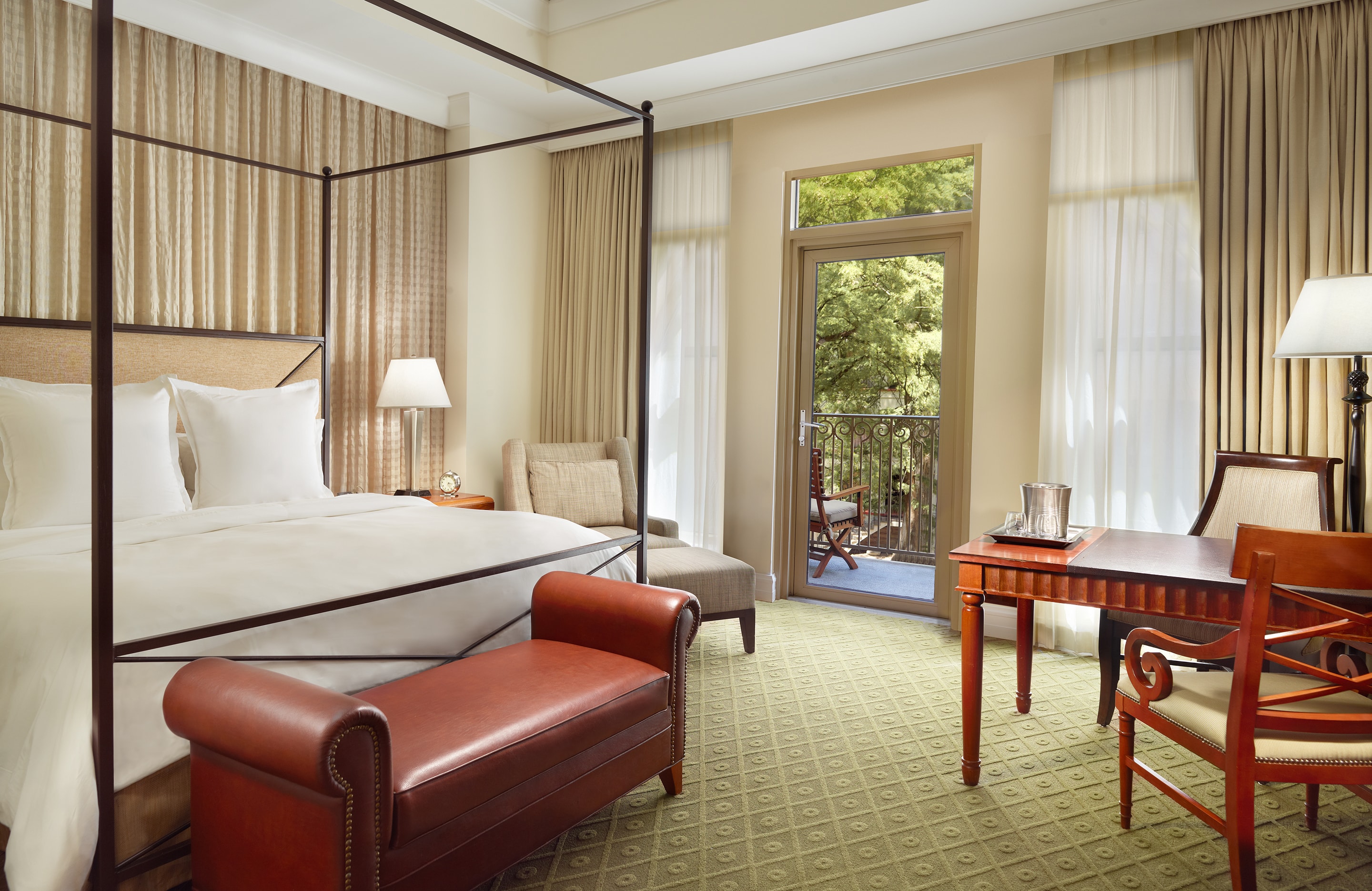 Guest room with king bed